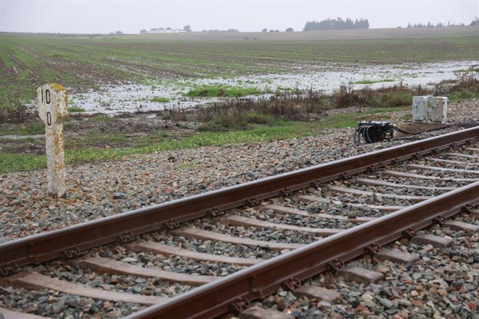 Archivo - Imagen de archivo de las vías del tren en las inmediaciones de la carretera A-394 en Arahal. 