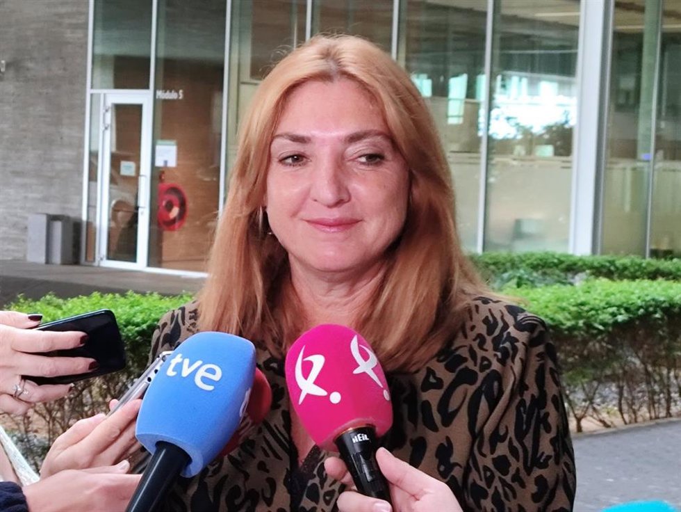 Archivo - La secretaria general de Educación, Pilar Pérez, atiende a los medios de comunicación, en una imagen de archivo.