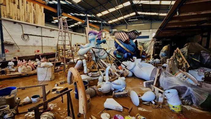 Monumentos falleros tras el paso de la dana.