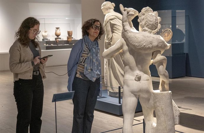 Una de las voluntarias observa con las gafas de 'eye-tracking' una pieza del Museo Arqueológico Nacional.