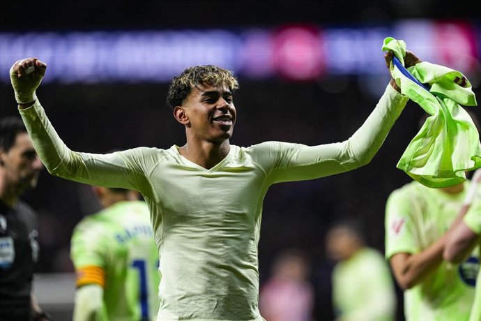 Lamine Yamal, do FC Barcelona, comemora um gol durante a partida de futebol da Liga Espanhola, LaLiga EA Sports, disputada entre o Atlético de Madri e o FC Barcelona no estádio Riyadh Air Metropolitano em 16 de março de 2025, em Madri, Espanha.