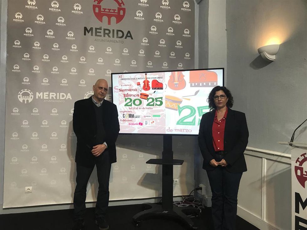 El director del Conservatorio Profesional de Música 'Esteban Sánchez', José Ignacio de la Peña, junto a él, ha estado presente la delegada de Educación, Susana Fajardo en la presentación de la Semana Blanca 2025