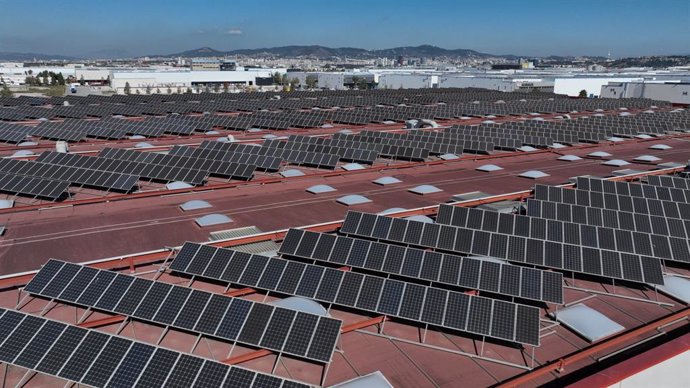 Panells solars en un dels centres logístics de Damm