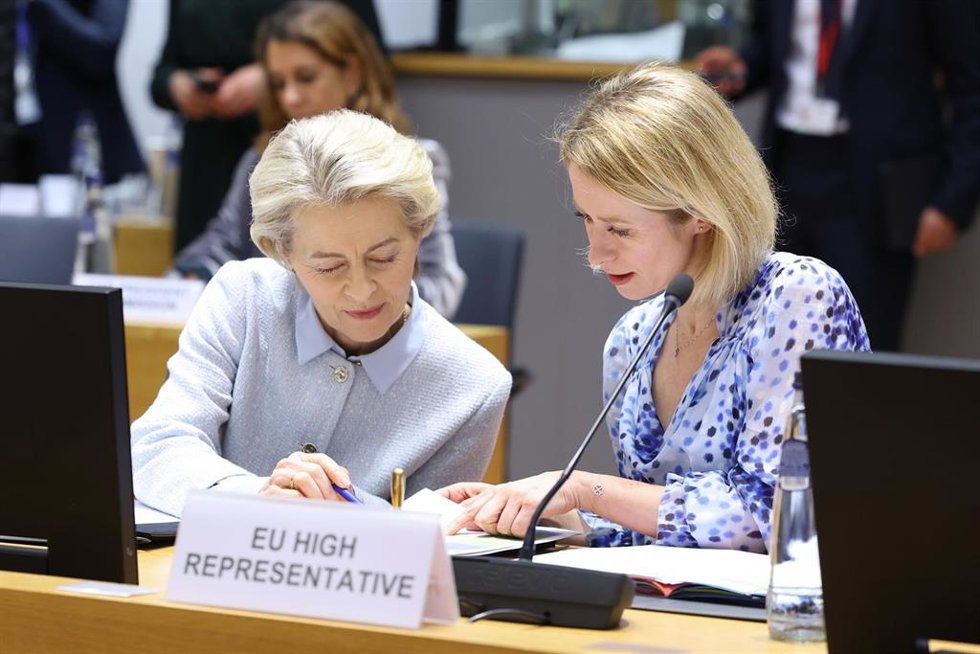 La presidenta de la Comisión Europea, Ursula von der Leyen, y la Alta Representante de la UE para Política Exterior, Kaja Kallas, en el marco de la conferencia anual de Siria en Bruselas.