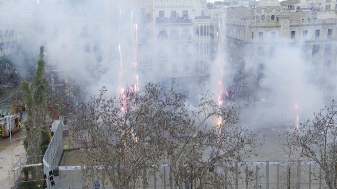 Imagen de la 'mascletà' ofrecida este 18 de marzo en la plaza del Ayuntamiento de València dentro del calendario de las Fallas de 2025 a cargo de Pirotecnia del Mediterráneo.
