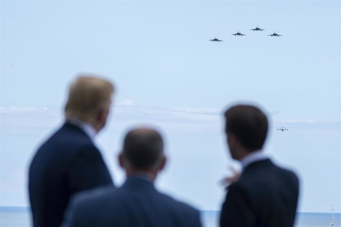 Archivo - Imagen de archivo del presidente de Estados Unidos, Donald Trump, y su homólogo francés, Emmanuel Macron, observando el vuelo de exhibición de varios aviones de combate