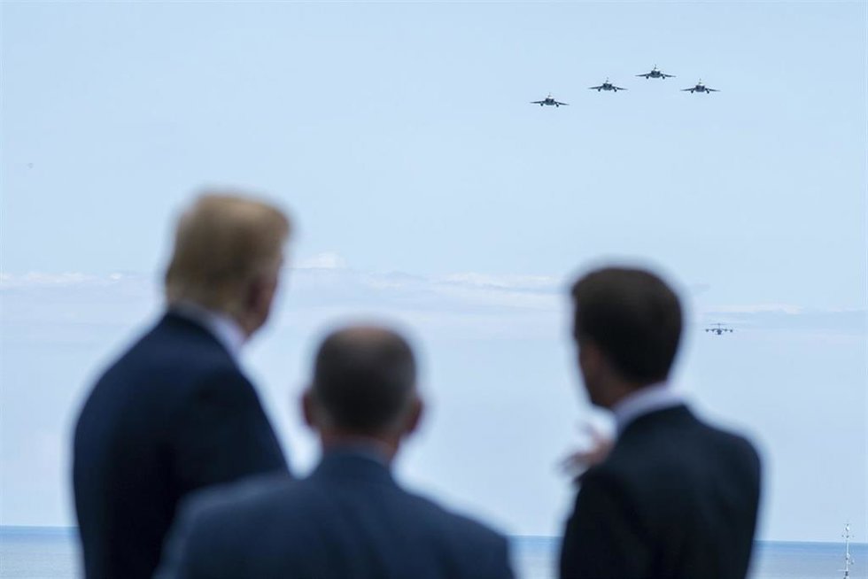 Archivo - Imagen de archivo del presidente de Estados Unidos, Donald Trump, y su homólogo francés, Emmanuel Macron, observando el vuelo de exhibición de varios aviones de combate