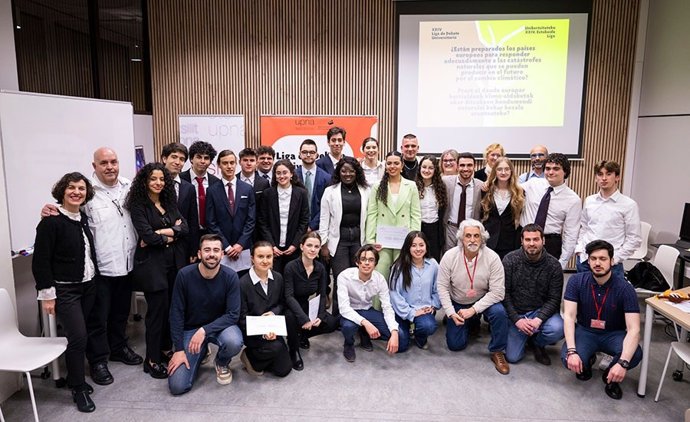 Participantes, jurado y preparadores de la Liga de Debate, en la UPNA.