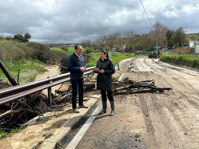 El edil de Pedanías, Juan Carlos González, ha dado a conocer la puesta en marcha de unas obras de emergencia para arreglar los desperfectos que las lluvias han provocado en caminos rurales como el de Navares-Tejares.
