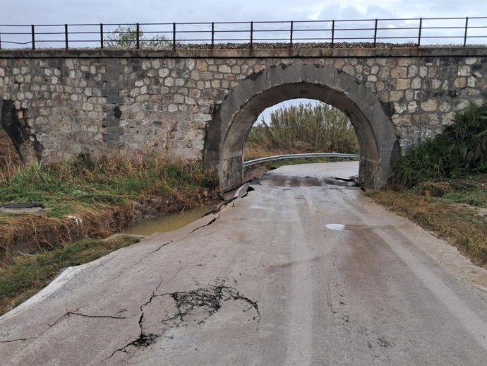 Carretera de Las Mesas, CA-4102, con daños ocasionados por las lluvias.