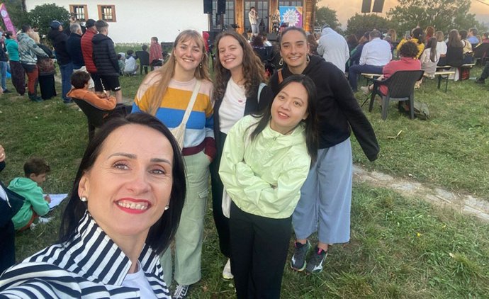 Archivo - Goretti Barriola Artieda (primera por la derecha, fila posterior), alumna de Medicina de la UPNA, con otras estudiantes, durante sus prácticas en Rumanía durante el verano pasado gracias al programa en destinos rurales.