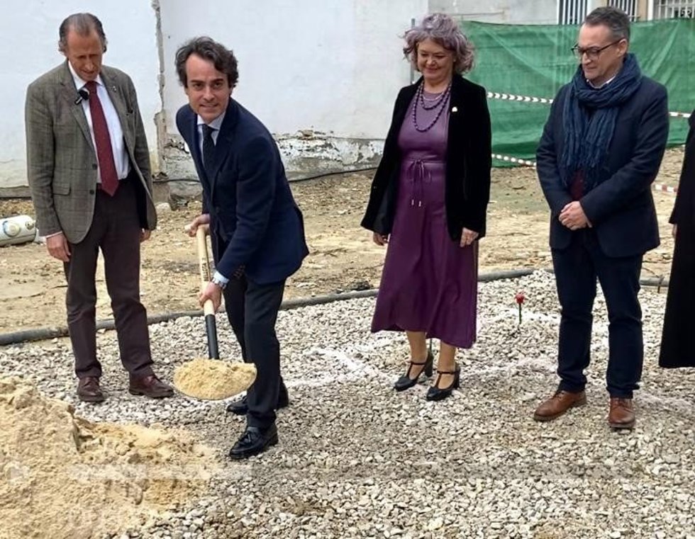 El viceconsejero de Fomento, Articulación del Territorio y Vivienda, Mario Muñoz-Atanet, en la colocación de la primera piedra de una nueva promoción de viviendas en Chiclana.