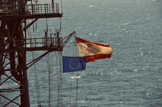 Banderas españolas y de la Unión Europea en la fragata 'Santa María' de la Armada