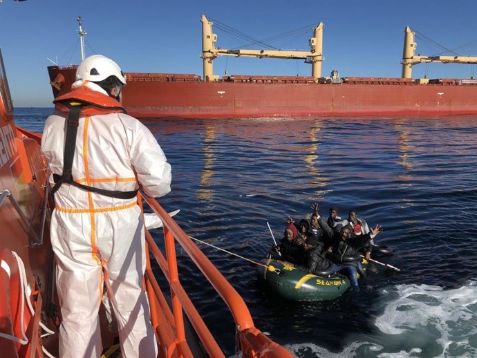 Archivo - Patera rescatada por Salvamento Marítimo