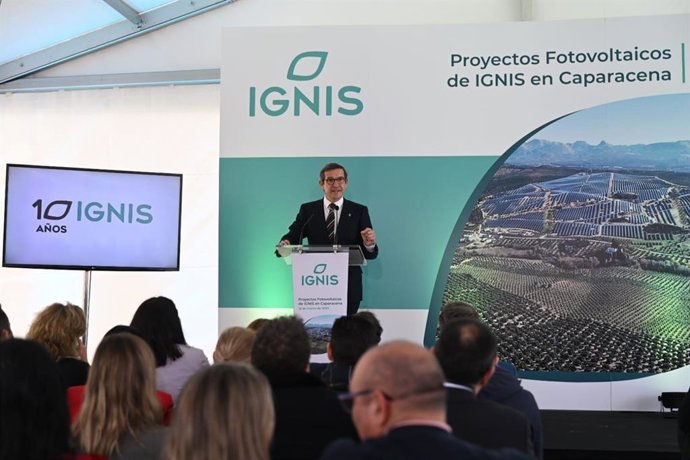 El consejero de Industria, Energía y Minas de la Junta de Andalucía, Jorge Paradela, en la inauguración del proyecto fotovoltaico de IGNIS en Caparacena (Granada).