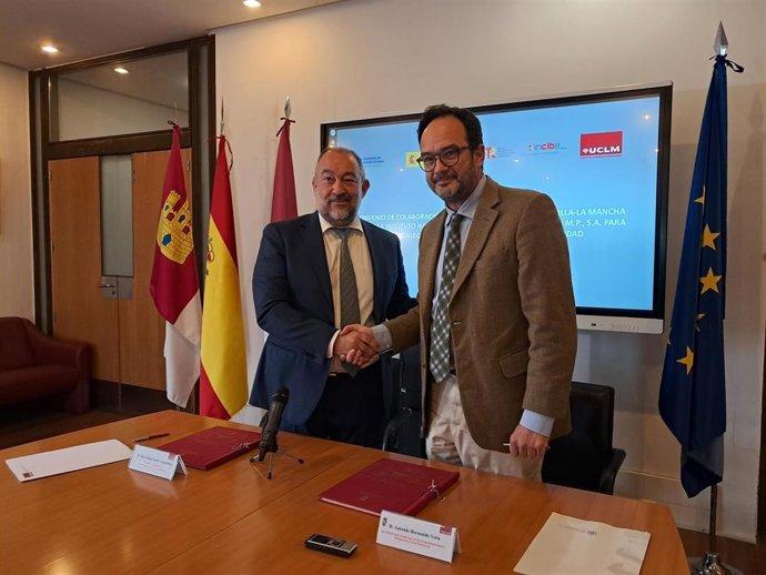 Firma del convenio entre el rector de la UCLM, José Julián Garde, y el secretario de Estado de Telecomunicaciones, Antonio Hernando.