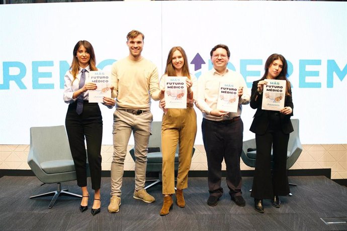 Representantes de la plataforma juvenil Lideremos, durante la presentación del manifiesto 'Más futuro médico'.