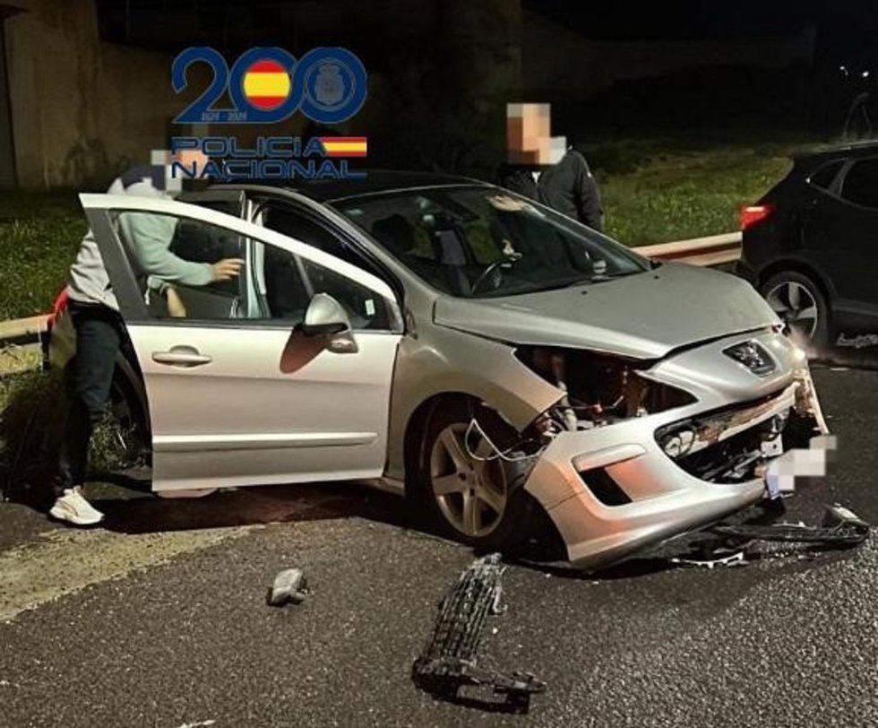 Estado en el que quedó un vehículo en Melilla tras una persecución policial que permitió intervenir 13 kilos de cocaína, un importante alijo para la ciudad autónoma