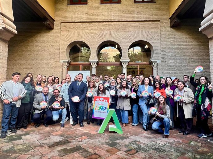 Junta entrega el distintivo 'Espacio libre de Lgtifobia' para visibilizar entidades que representan espacios de paz