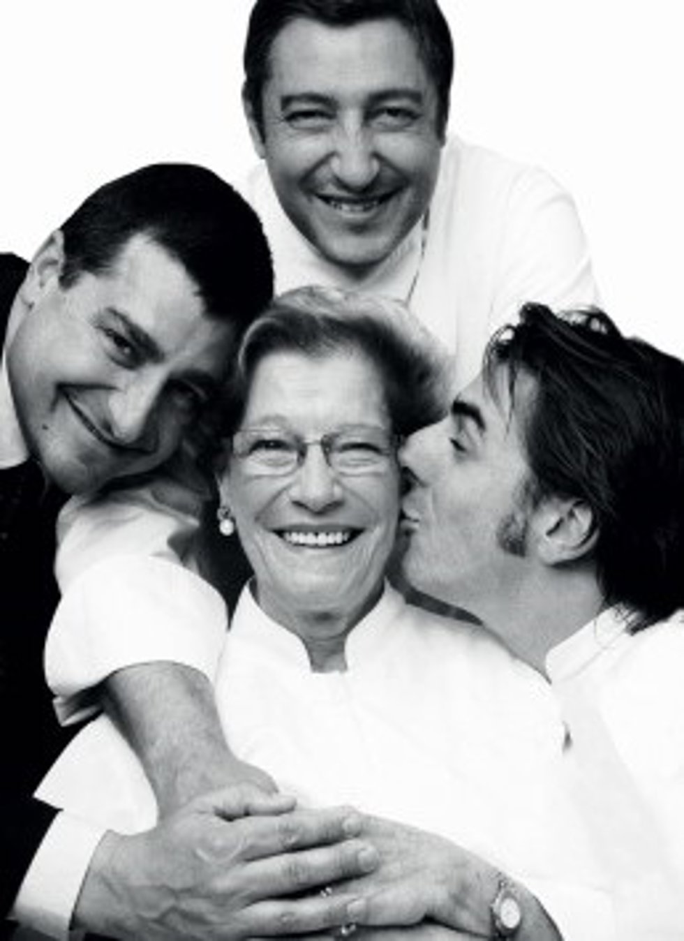 Los hermanos Roca junto a su madre, Montserrat Fontané