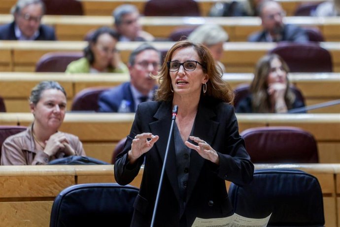 Archivo - La ministra de Sanidad, Mónica García, interviene durante una sesión de control al Gobierno en el Senado.