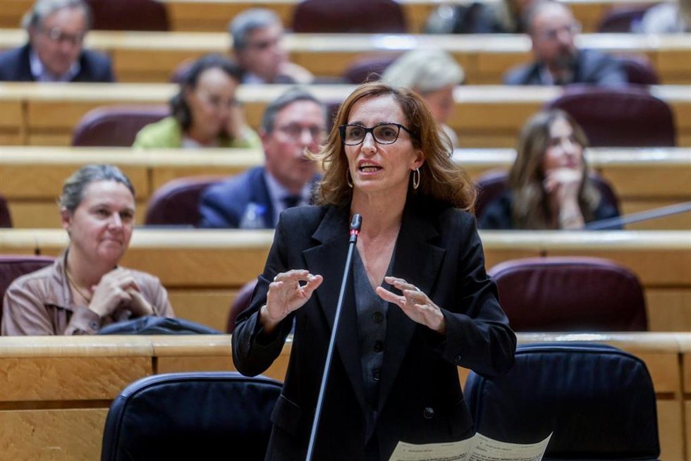 Archivo - La ministra de Sanidad, Mónica García, interviene durante una sesión de control al Gobierno en el Senado.