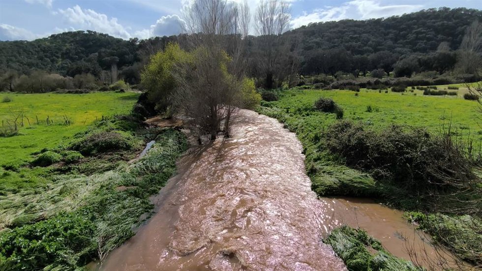 Hallan un cuerpo en el arroyo de Constantina (Sevilla) en el que se busca a dos