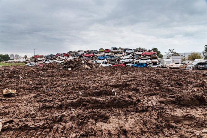 Archivo - Coches amontonados en una zona afectada por la DANA (archivo)