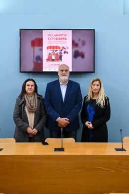 Javier Vidal con la alcaldesa de Villamartín presentando Exposierra y Quesierra.