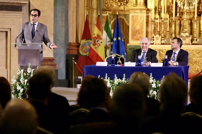 El presidente del Tribunal Constitucional, Cándido Conde-Pumpido (c); junto al consejero de Justicia; José Antonio Nieto (i), y el alcalde de Cádiz , Bruno García (d) durante el acto. A 18 de marzo de 2025, en Cádiz (Andalucía, España). 