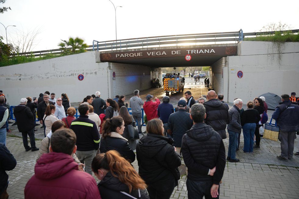 Desalojo preventivo de un asentamiento y cierre de compuertas de la Vega de Triana por la crecida del río