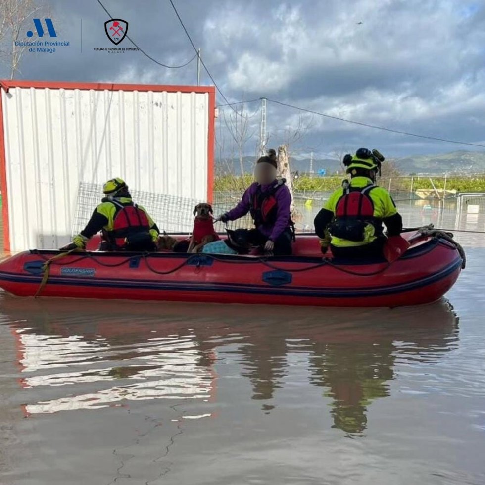 Efectivos del CPB durente un rescate por las fuertes lluvias