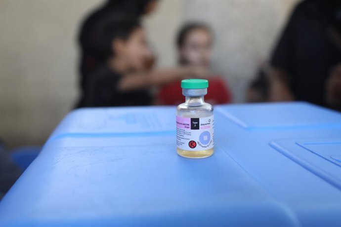 Archivo - Arquivo - 01 de setembro de 2024, Territórios Palestinos, Deir El Balah: Um frasco de vacina contra o vírus da poliomielite colocado em uma mesa no Centro de Saúde de Deir El Balah. Centenas de milhares de crianças serão vacinadas contra a polio