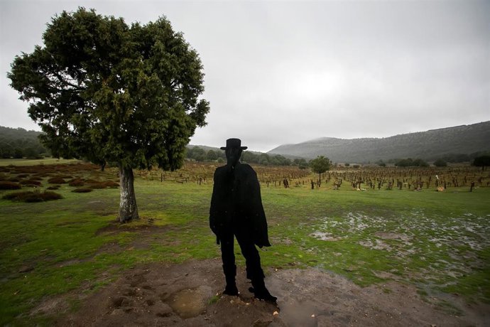 Archivo - Una silueta que representa la figura del western ‘El bueno, el feo y el malo’, en el cementerio de Sad Hill, a 24 de octubre de 2023, en Burgos, Castilla y León. 