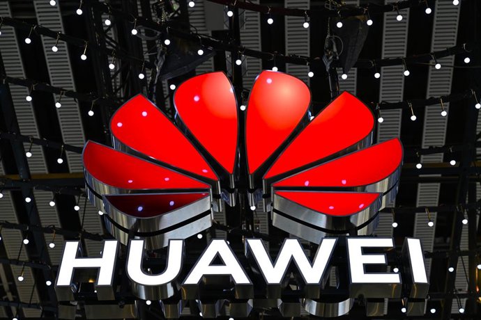 ARQUIVADO - 04 de março de 2025, Espanha, Barcelona: O logotipo do grupo de tecnologia chinês Huawei está pendurado no teto de um salão na feira de comunicações móveis Mobile World Congress (MWC). Foto: Wolf von Dewitz/dpa
