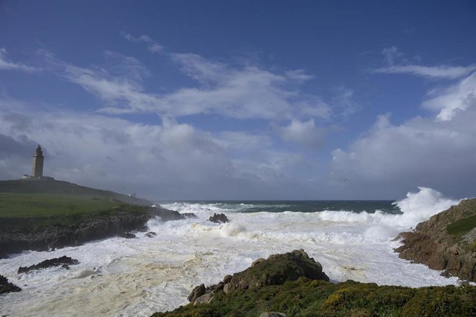 Archivo - Olas durante el frente meteorológico, a 23 de febrero de 2024, en A Coruña, Galicia (España). La Agencia Estatal de Meteorología (Aemet) decretó un aviso naranja por temporal costero en el litoral gallego que ya está activo. El noroeste y oeste 