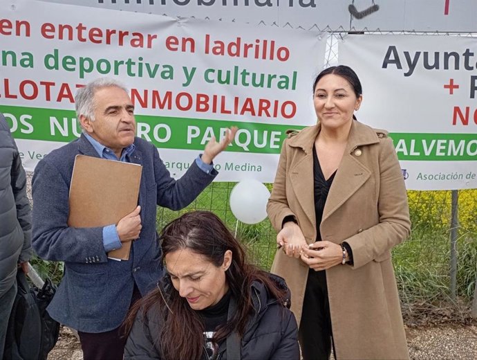 La parlamentaria andaluza y portavoz adjunta de Por Andalucía, Alejandra Durán, con el presidente de la Asociación de Vecinos Parque Lagos-Parque Tico Medina, Antonio Jesús Castillo, a su derecha en la imagen