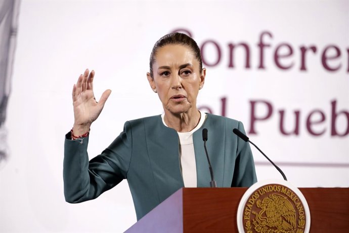 A presidente mexicana Claudia Sheinbaum Pardo, falando durante uma coletiva de imprensa no Palácio Nacional, em 17 de março de 2025, na Cidade do México, México.