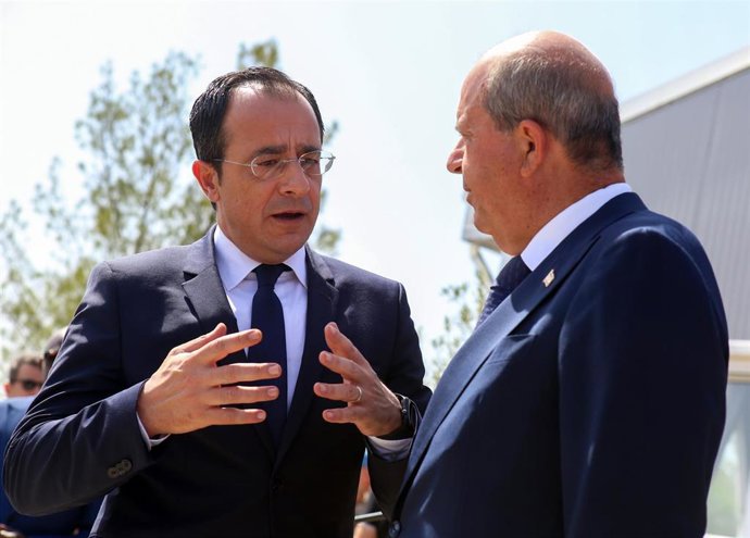Archivo - El presidente de Chipre, Nikos Christodoulides, junto al presidente turcochipriota, Ersin Tatar, en una imagen de archivo. 
