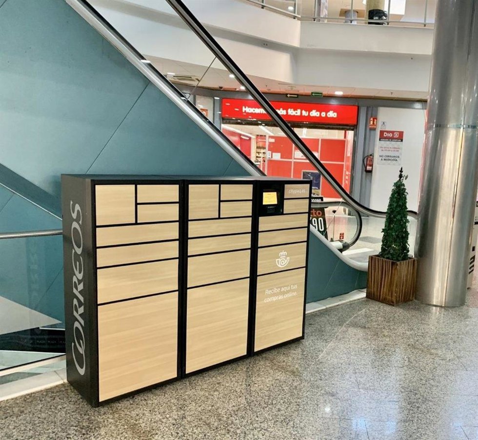 Terminales de Citypaq de Correos en un centro comercial.