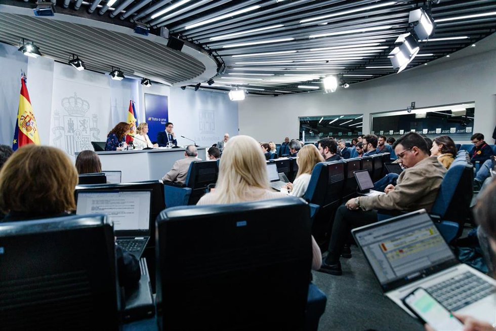 Vista general de una rueda de prensa posterior a la reunión del Consejo de Ministros, en el Palacio de La Moncloa, a 11 de marzo de 2025, en Madrid (España). El Gobierno ha aprobado hoy que Adif licite por 39 millones de euros un contrato enfocado a las