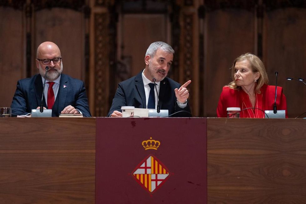 (I-D) El Presidente De La Red De Ciudades Cervantinas, José Manuel Lucía Megías; El Alcalde De Barcelona, Jaume Collboni, Y La Catedrática De Literatura Española Y Escritora, Carme Riera