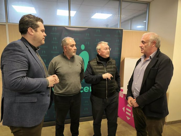 Preparativos del acto de recuerdo a Paquito Teresa, con el alcalde de Maracena, Carlos Porcel, primero por la izquierda en la imagen