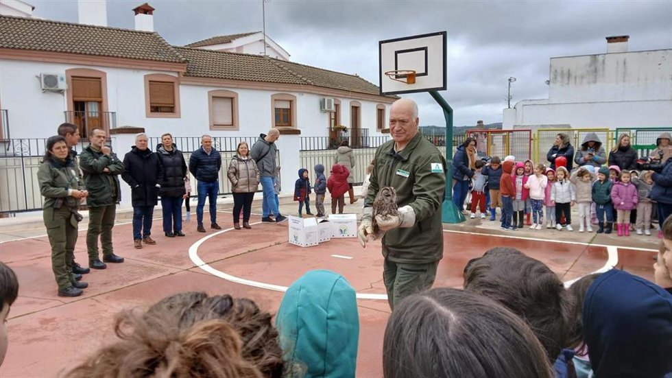 Un momento de la suelta de aves en el CEIP San Francisco Solano de Montoro.
