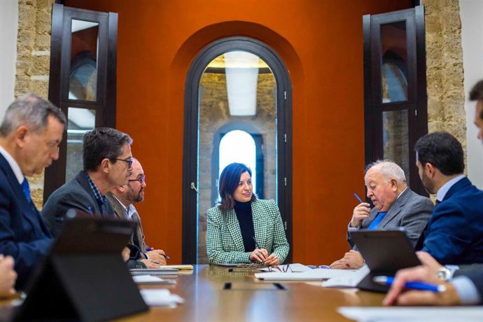 La alcaldesa de San Fernando (Cádiz), Patricia Cavada, reunida con empresarios del sector de la construcción.
