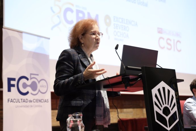 La investigadora Margarita del Val durante la conferencia en la Universidad de Córdoba.