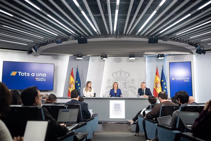 (I-D) La vicepresidenta tercera y ministra para la Transición Ecológica, Sara Aagesen; la ministra Portavoz, Pilar Alegría y el ministro de Política Territorial, Ángel Víctor Torres, durante una rueda de prensa posterior al Consejo de Ministros, en el Pal