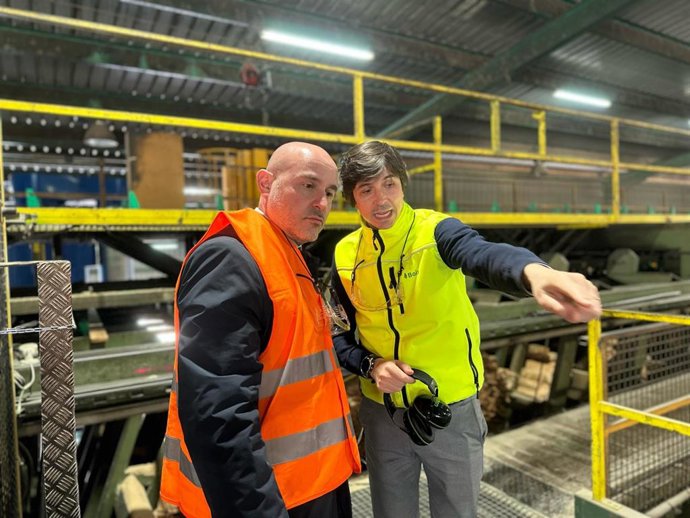 El delegado del Gobierno en Catalunya, Carlos Prieto, durante su visita a las instalaciones de la empresa de tratamiento de madera Grup Boix, en Puig-reig (Barcelona)