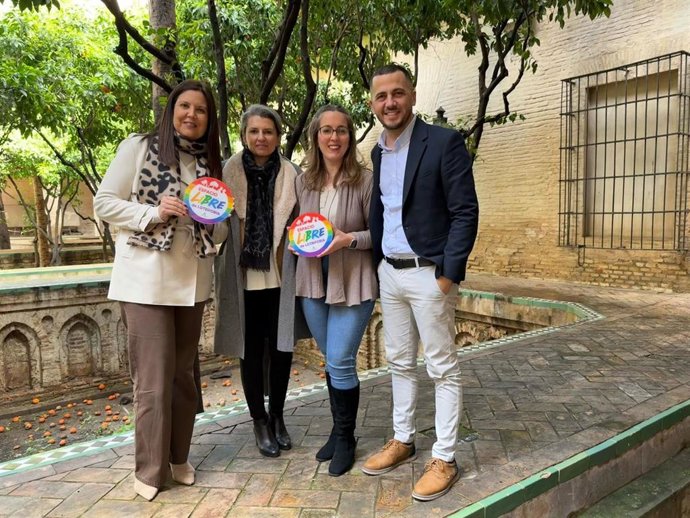 Concejales del Ayuntamiento de Dos Hermanas, con el distintivo que reconoce a la ciudad como 'Espacio libre de LGTBIfobia'.