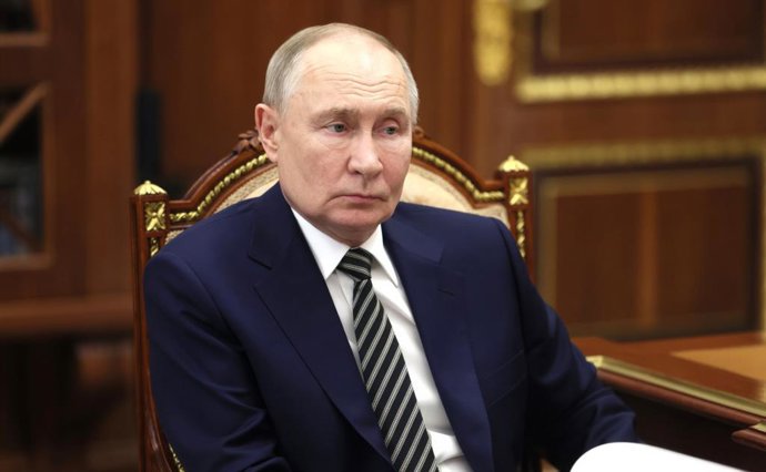 12 de março de 2025, Moscou, Rússia: O presidente russo VLADIMIR PUTIN ouve o governador da região de Arkhangelsk, Alexander Tsybulsky, à direita, durante uma reunião presencial no Kremlin em Moscou, Rússia.